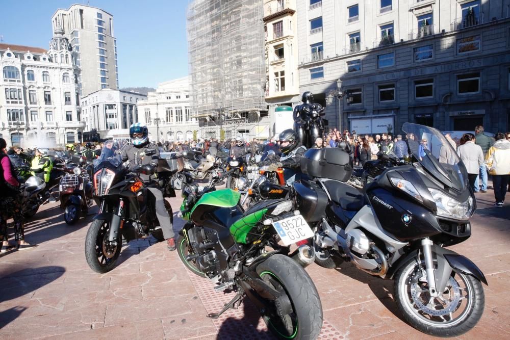 Concentración en recuerdo de las víctimas en accidentes de tráfico en Oviedo