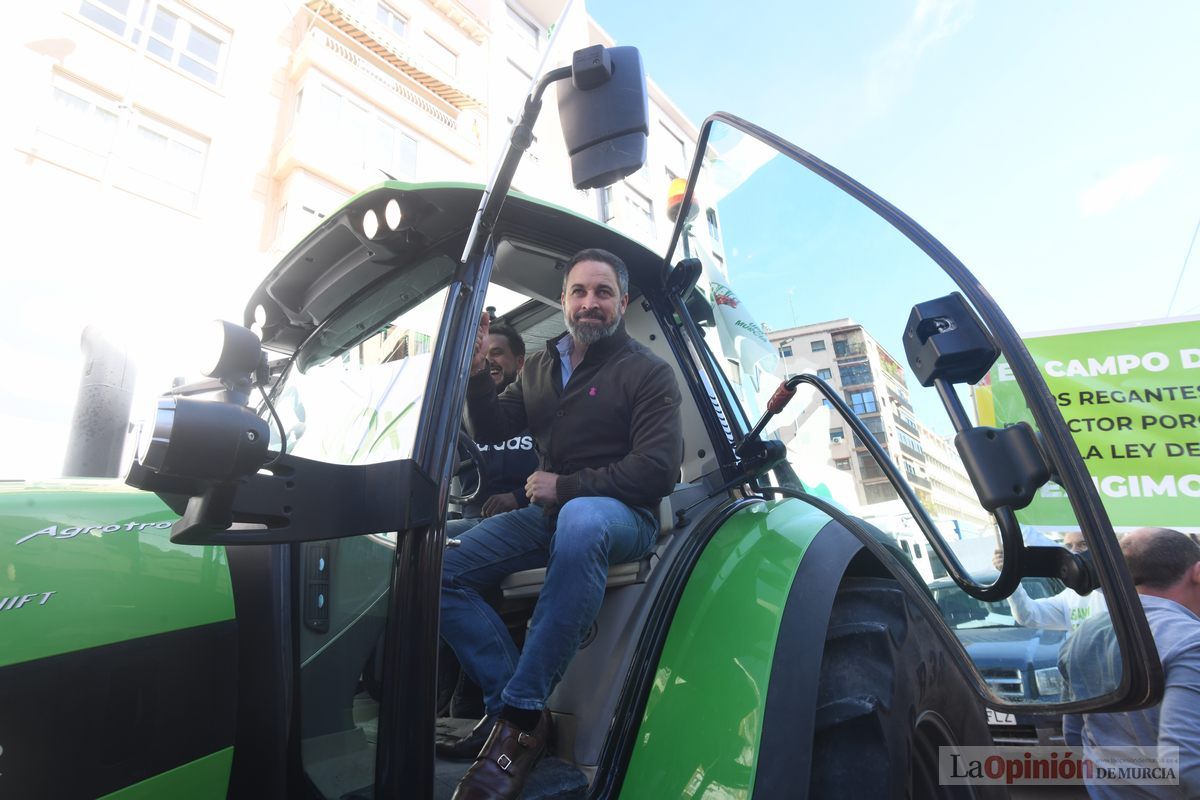 Miles de agricultores y ganaderos toman las calles de Murcia