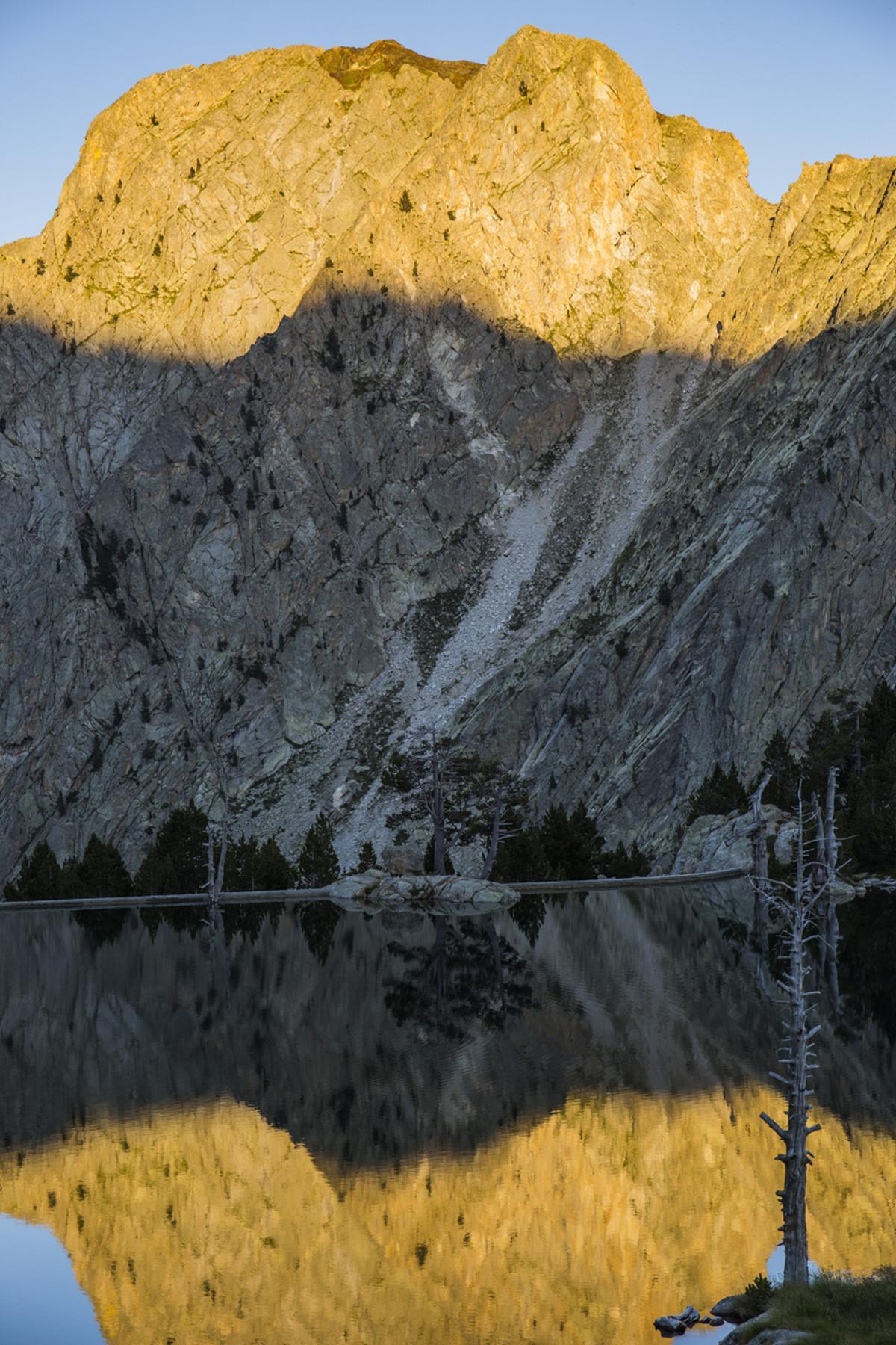 Puesta de sol en el refugio Josep Maria Blanc, Parque Nacional de Aigüestortes y Sant Maurici, España