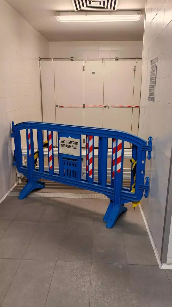 Los baños de una planta del polideportivo de Son Moix llevan diez meses cerrados por una fuga de agua