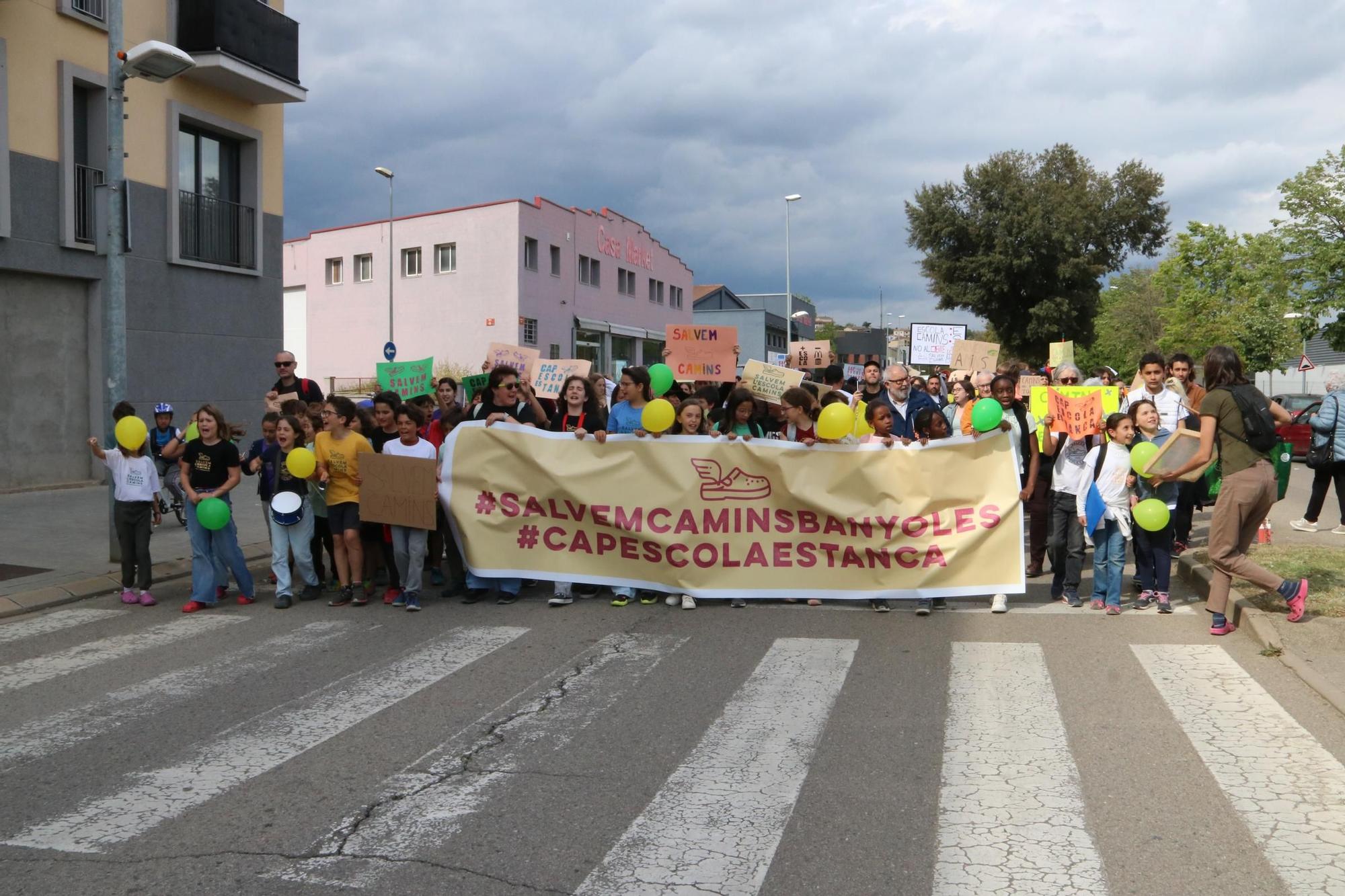 Unes 400 persones es mobilitzen a Banyoles per reclamar que no es tanqui l'escola Camins
