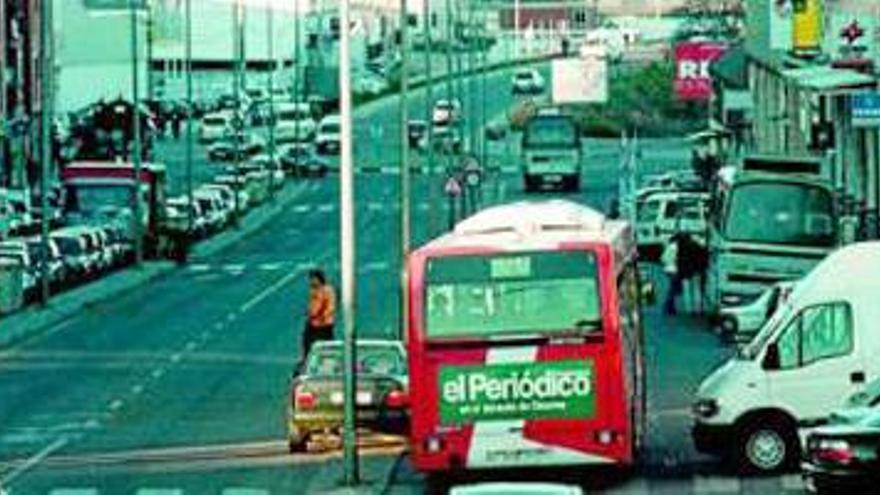 Cinco pasajeros son asistidos por médicos tras el frenazo de un bus en Cáceres