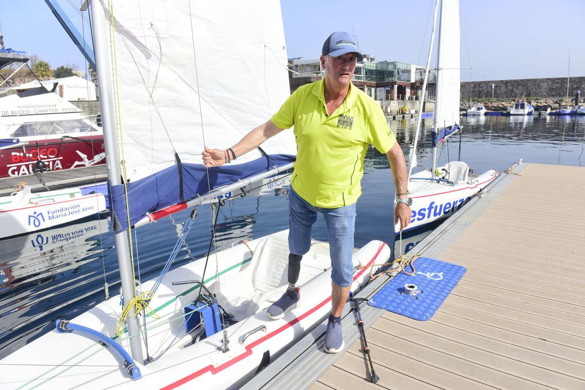 Ángel Lema, antes de echarse al mar, en una jornada de vela, en el marco del programa 'Esfuerza', de la Fundación María José Jove, en A Coruña.