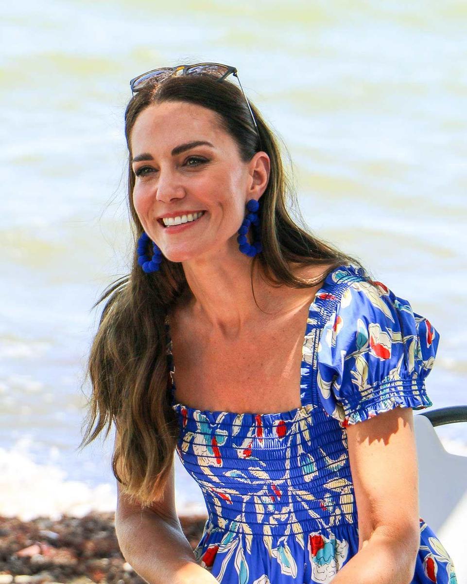 Primer plano de Kate Middleton con vestido de flores azul en Belize