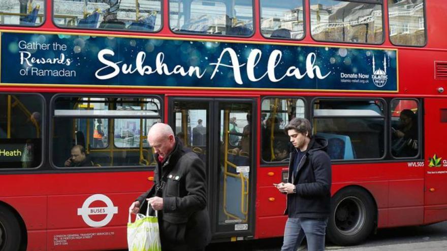 Una campaña solidaria musulmana pondrá carteles con alabanzas a Alá en los autobuses británicos