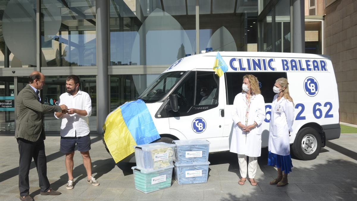 La ambulancia ha sido entregada hoy en las puertas del hospital Quirónsalud Palmaplanas