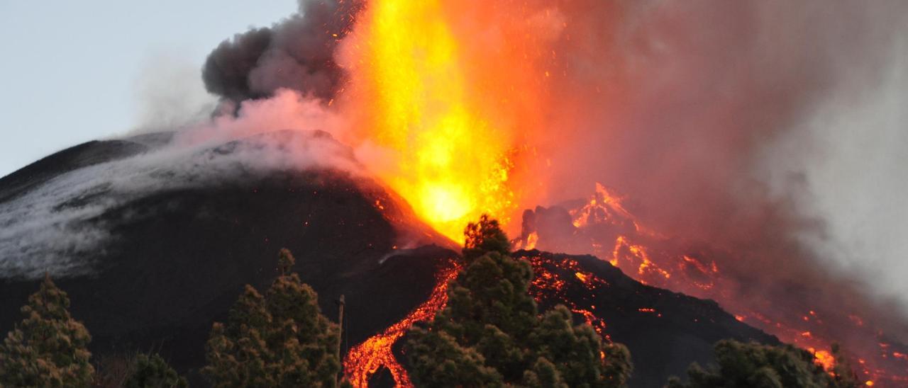 Desbordes, cascadas y tubos lávicos, las formas que crea el volcán de La Palma