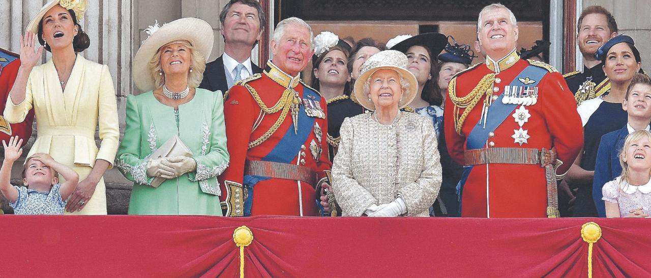 La familia real británica al completo, con Enrique y Meghan en el extemo derecho de la imagen.  | DANIEL LEAL-OLIVAS