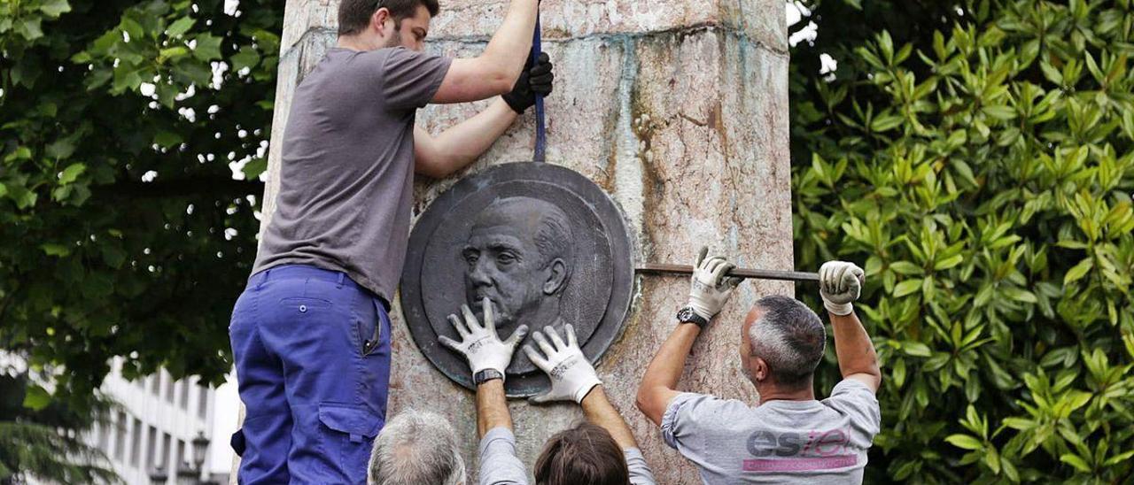 Retirada del medallón de Franco de la plaza de España en 2015.