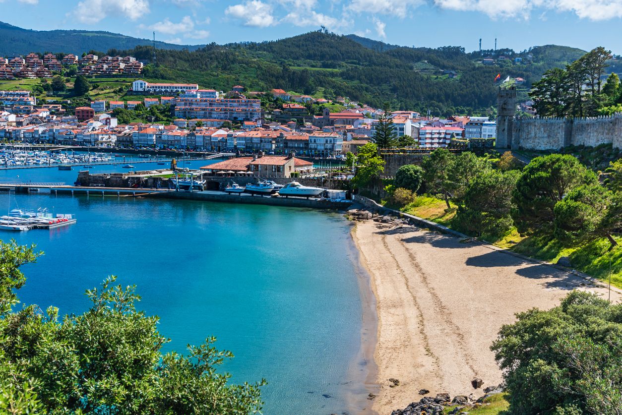 Vista de la playa y puerto deportivo de Barbeira en la ciudad de Baiona.