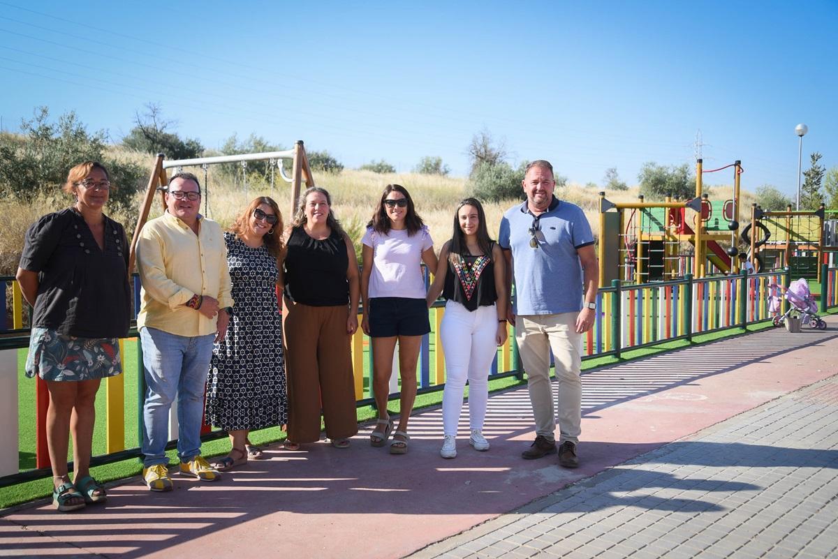 El alcalde junto a los delegados visitan los parques infantiles en Mérida.