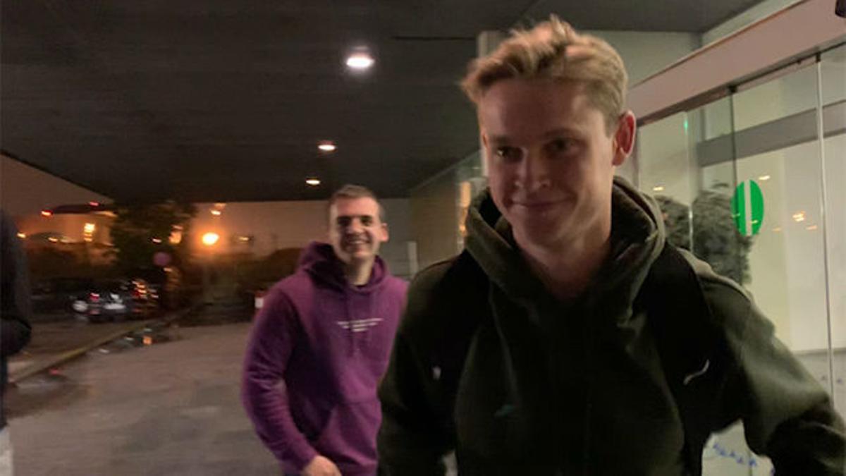 ¡Las imágenes en EXCLUSIVA de De Ligt y De Jong aterrizando en Barcelona!