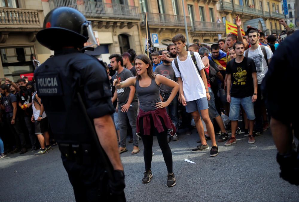 Choques entre independentistas y mossos en Barcelona