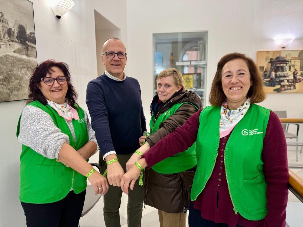 El alcalde, junto a integrantes de la Asociación Española Contra el Cáncer.