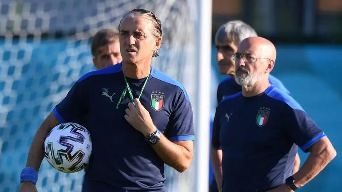 Gianni Vio (d.) junto a Roberto Mancini en un entrenamiento de la Italia campeona de Eurocopa 2020.
