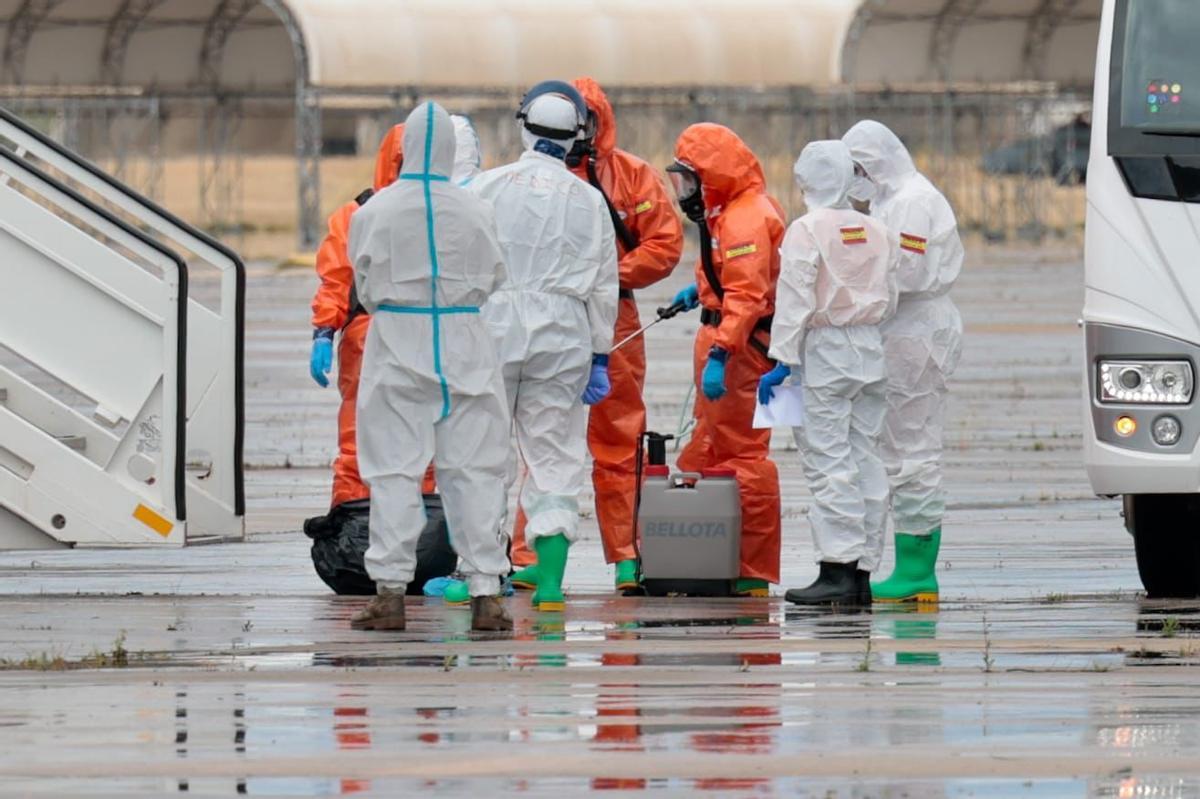 La llegada de los 14 pasajeros españoles del MV Hondius a la base aérea madrileña de Torrejón, en imágenes