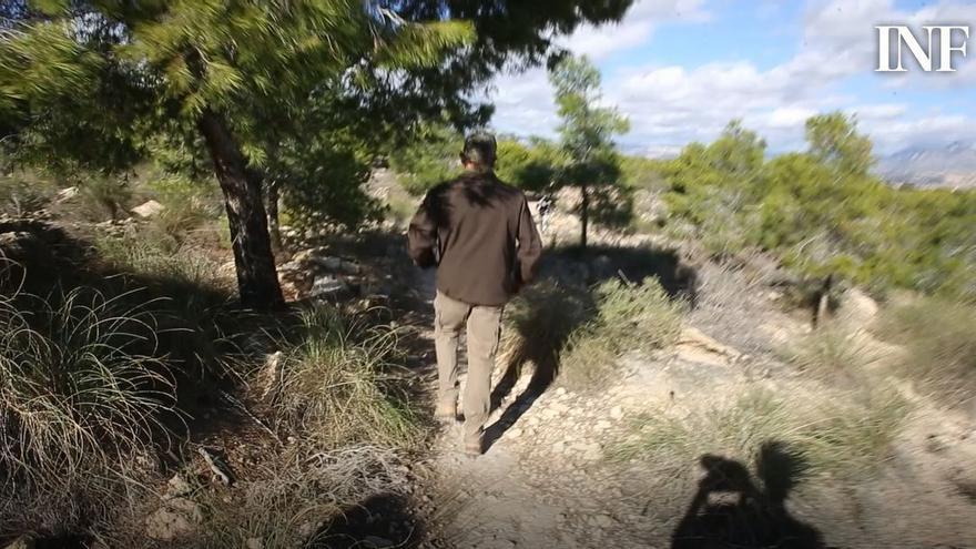 Un cazador muestra la zona por donde suelen pasar los ciclistas.