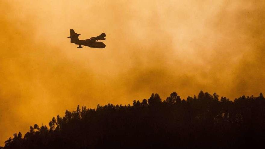 Un avión trabaja en las labores de extinción del fuego en Portugal.