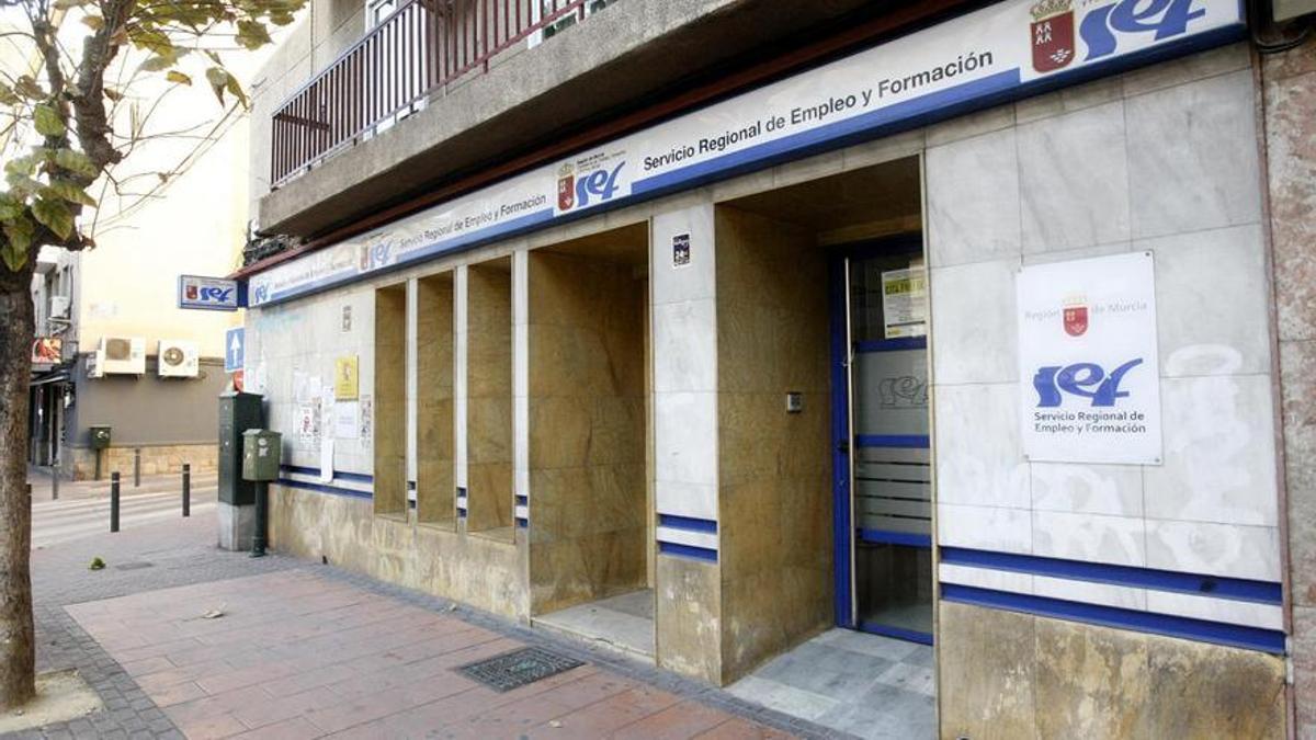 Puerta de la Oficina del Servicio Regional de Empleo y Formación (SEF).