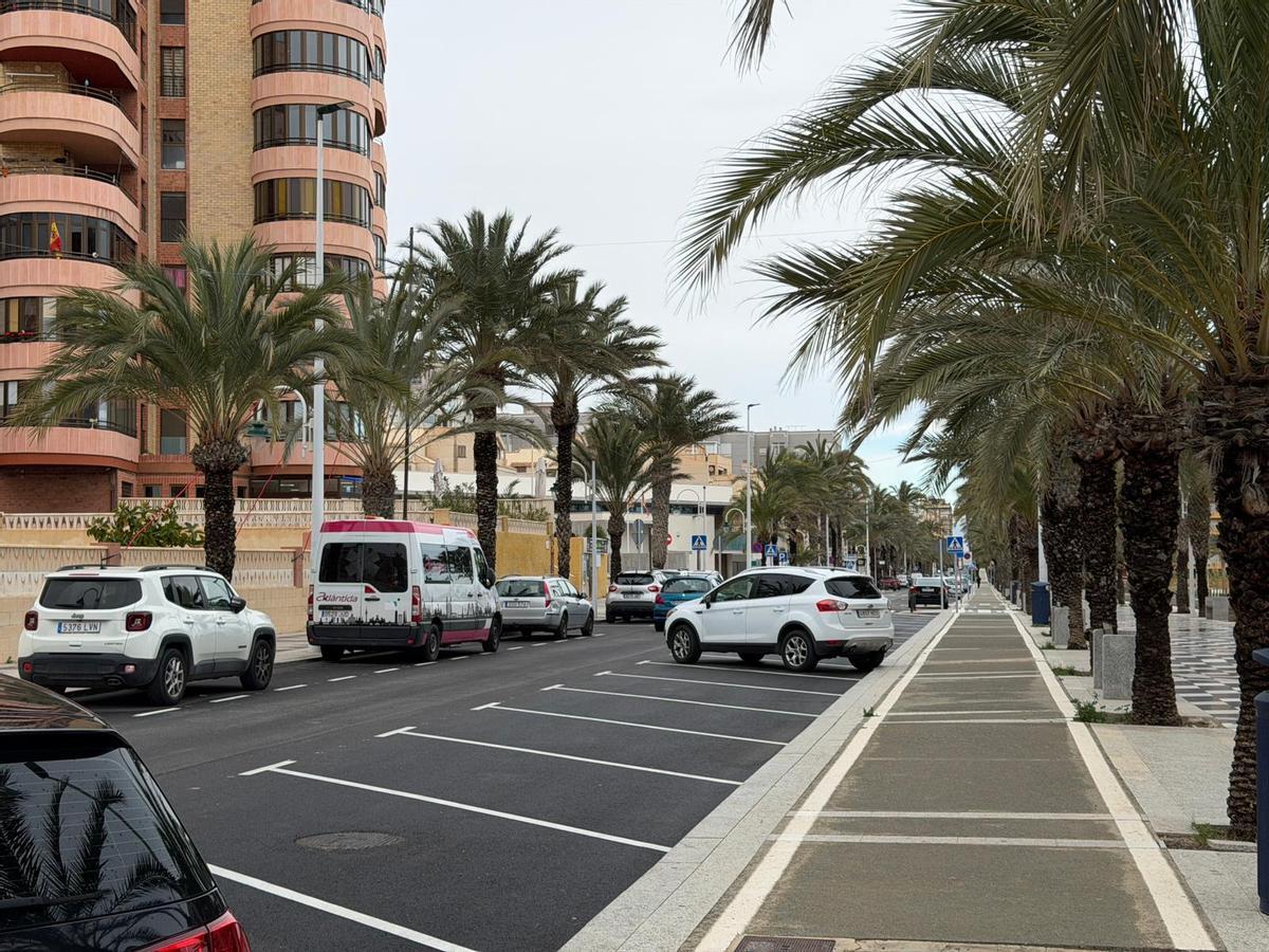 El aparcamiento en batería se tiene que realizar marcha atrás en la avenida de la playa de Arenales del Sol