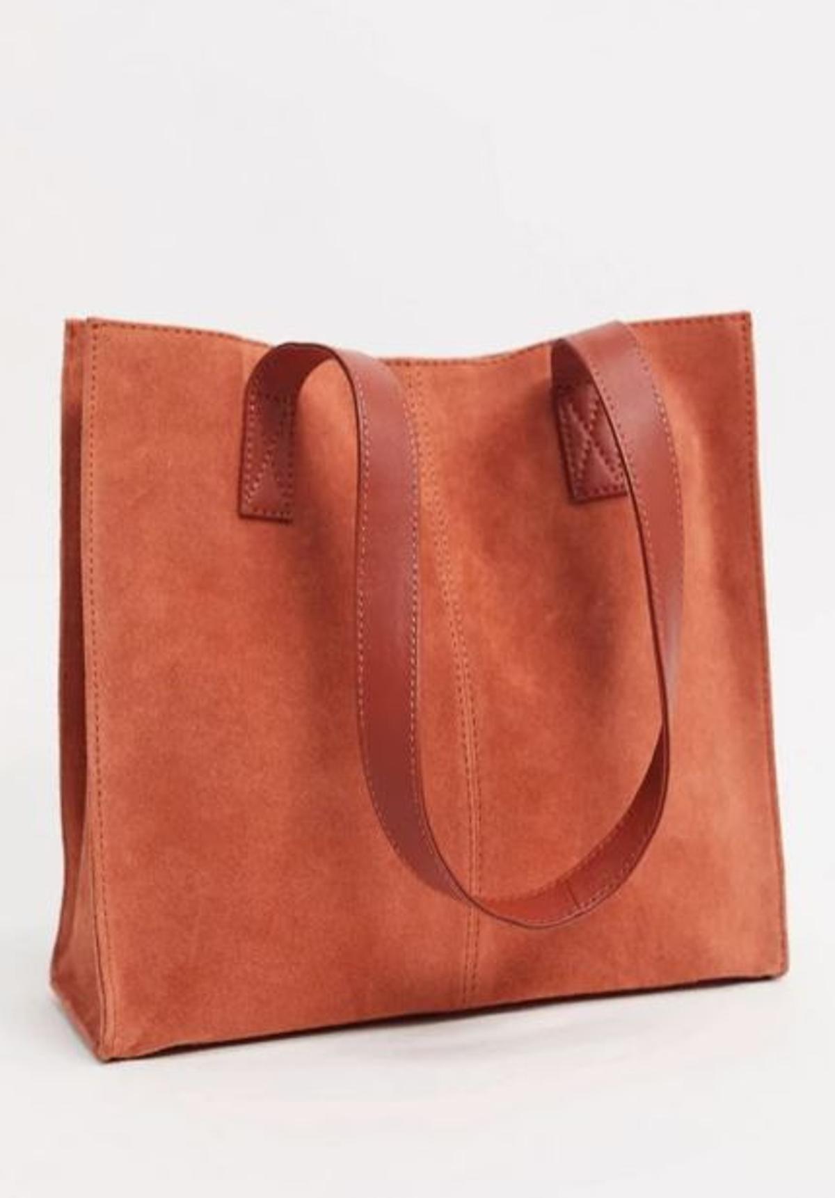 Bolso shopper cuadrado de ante en color óxido de ASOS DESIGN (Precio: 38,99 euros)