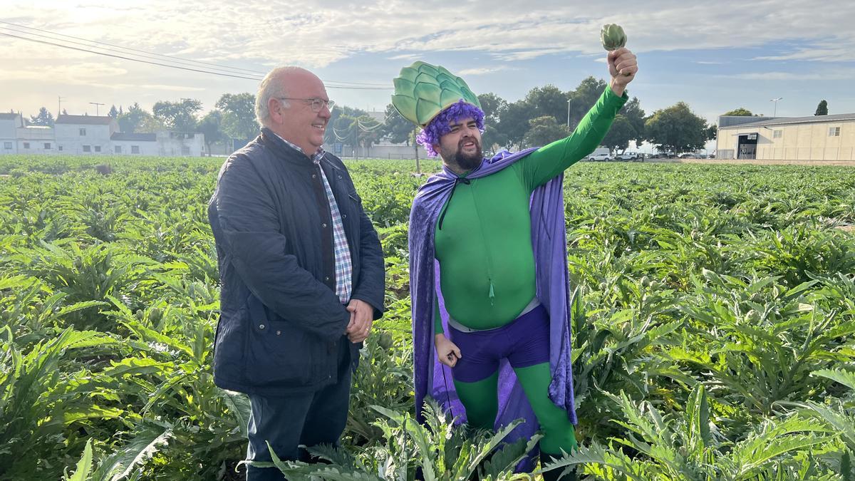 Antonio Ángel Hurtado, presidente de Alcachofa Vega Baja junto a AlcalsilMan -encarnado por el humorista el famoso Trino- que ha realizado un corte de alcachofa en un bancal de San Bartolomé  (Orihuela)