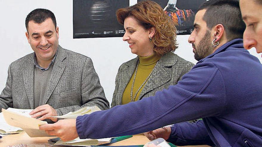 Rodríguez y Batán (en el centro) junto a los alumnos y la directora del taller durante la firma.  // Bernabé