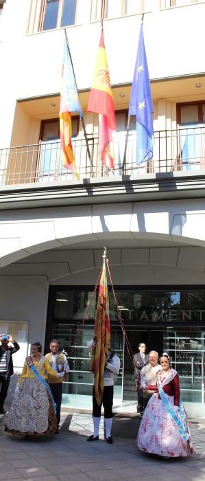 El recorrido es rotatorio. Este año, la bandera descendió desde el Ayuntamiento de Quart