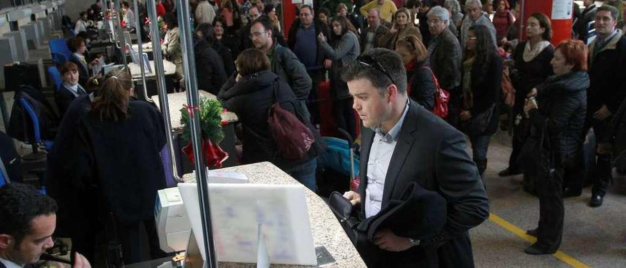 Cancelación de un vuelo en Peinador. // J.M.