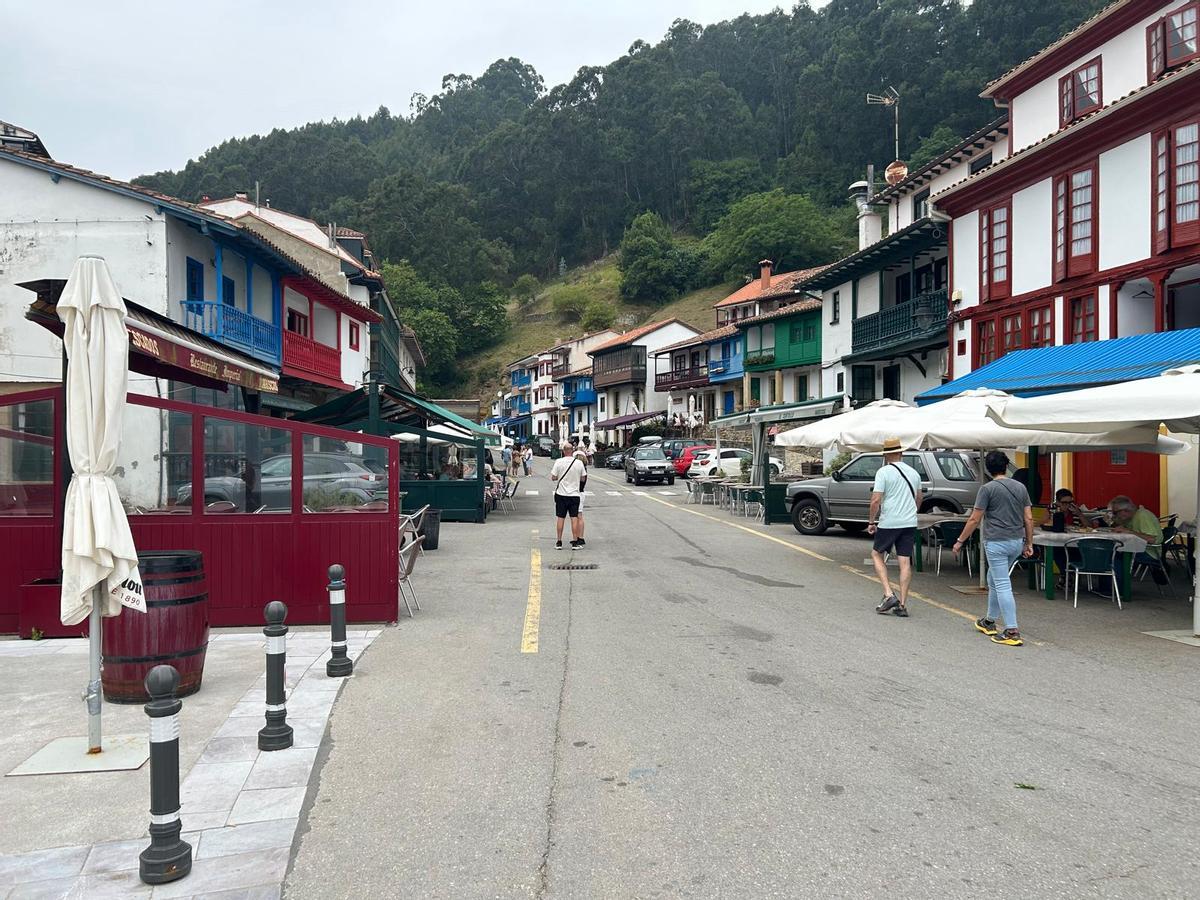 EN IMÁGENES: Valoraciones en Tazones del nuevo aparcamiento de pago y las cámaras para regular el acceso al casco histórico