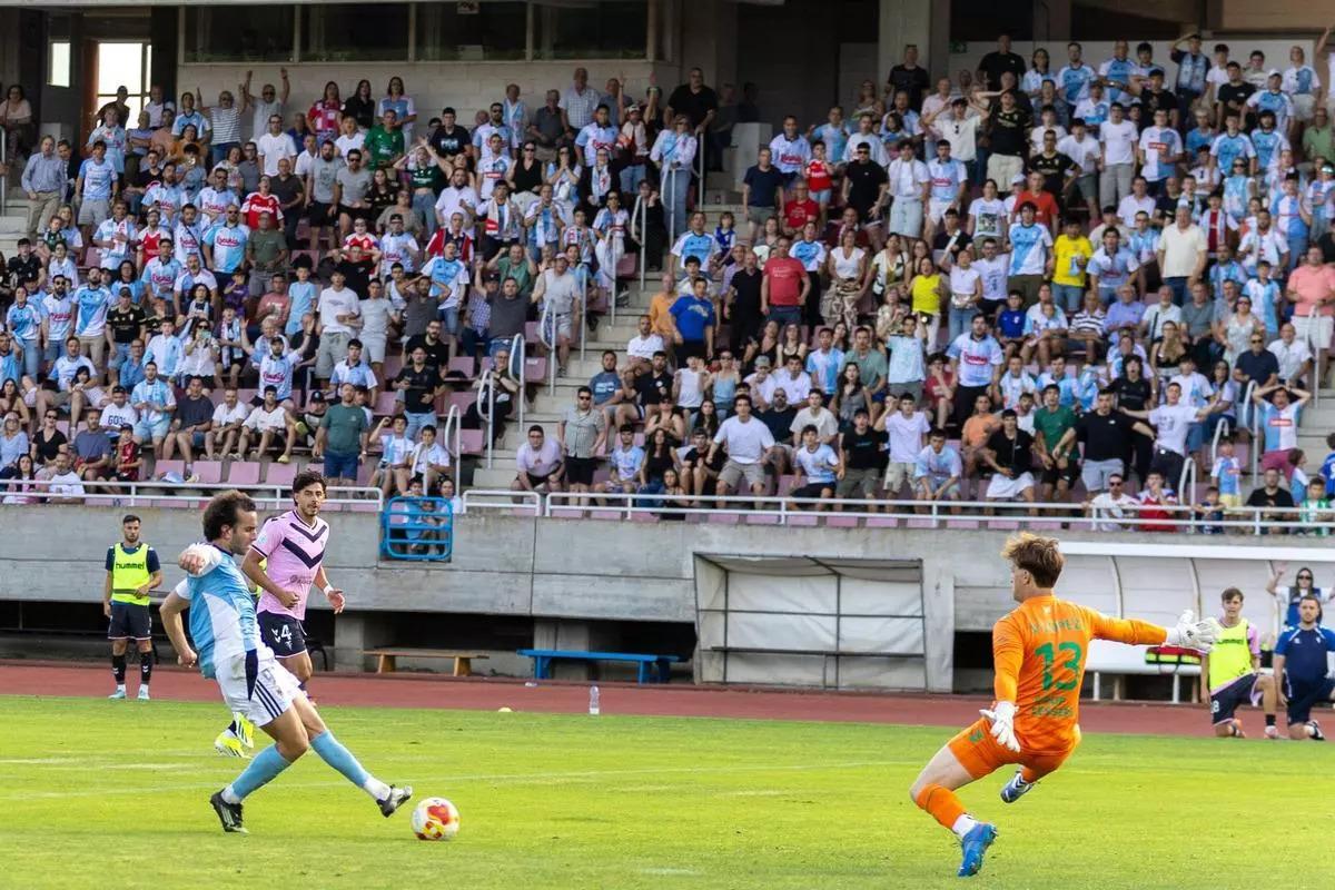 Charly define ante Víctor López en el partido de ida ante el CF Badalona.