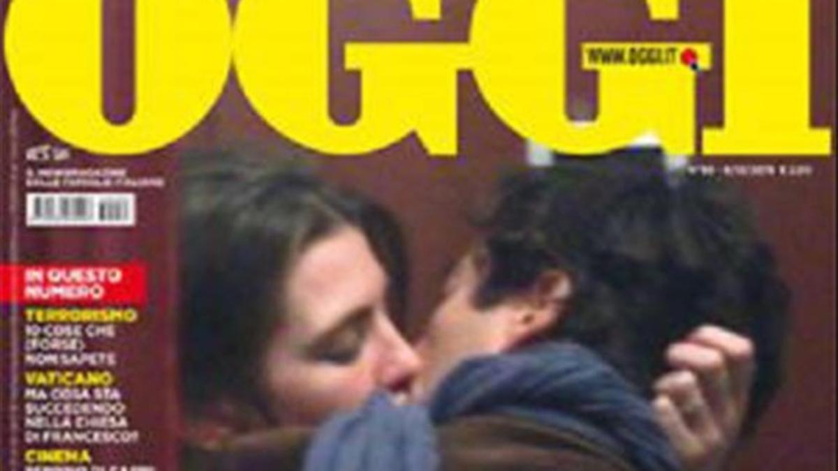 Portada de la revista italiana 'Oggi', con Carlota Casiraghi y Lamberto Sanfelice besándose apasionadamente.