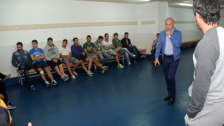 Los jugadores en el vestuario, ante la presencia del presidente y entrenador del Pontevedra.