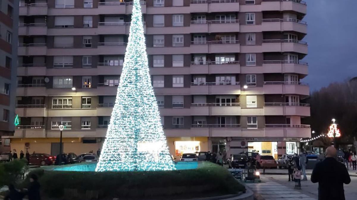 El árbol de Navidad encendido en la plaza Merediz de La Felguera en las últimas fiestas. | E. P.