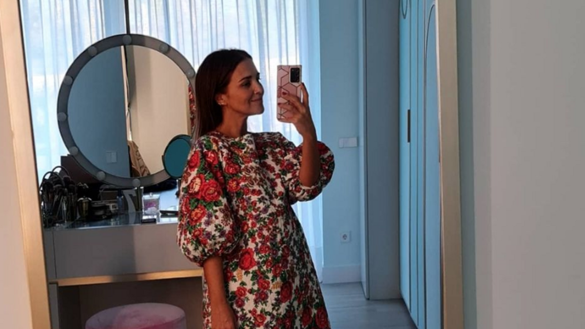 Paula Echevarría con vestido de flores y botas blancas