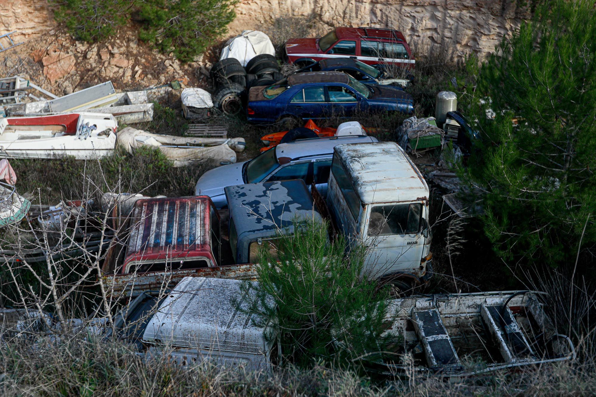 Retirada de barcos almacenados ilegalmente en Cala Tarida