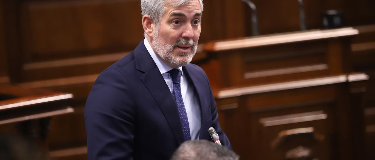 El presidente de Canarias, Fernando Clavijo, interviene en la sesión de control al Gobierno en el Parlamento de Canarias