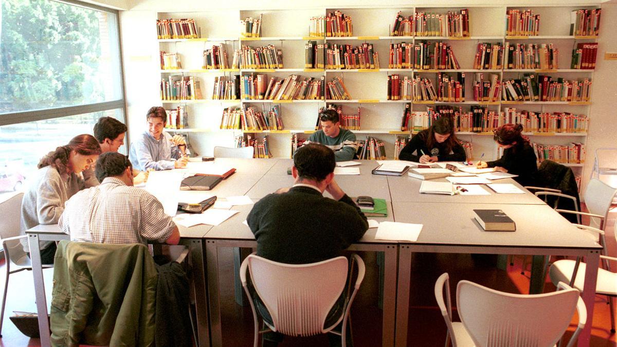 Estudiantes universitarios en la Biblioteca Pública Infanta Elena de Sevilla