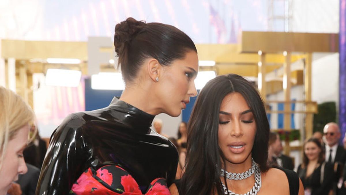 Kendall Jenner y Kim Kardashian en los Emmy