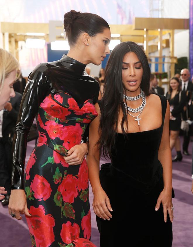 Kendall Jenner y Kim Kardashian en los Emmy