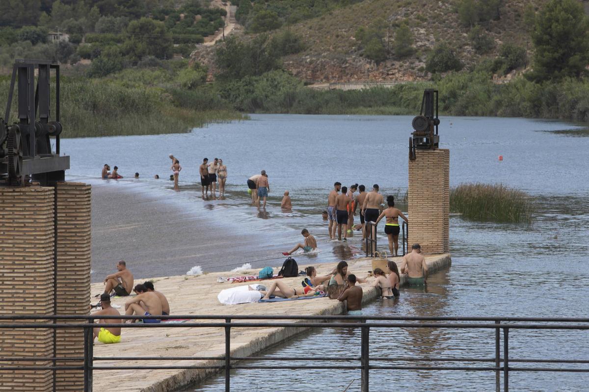 Bañistas en l'Assut de Antella en una imagen de archivo.