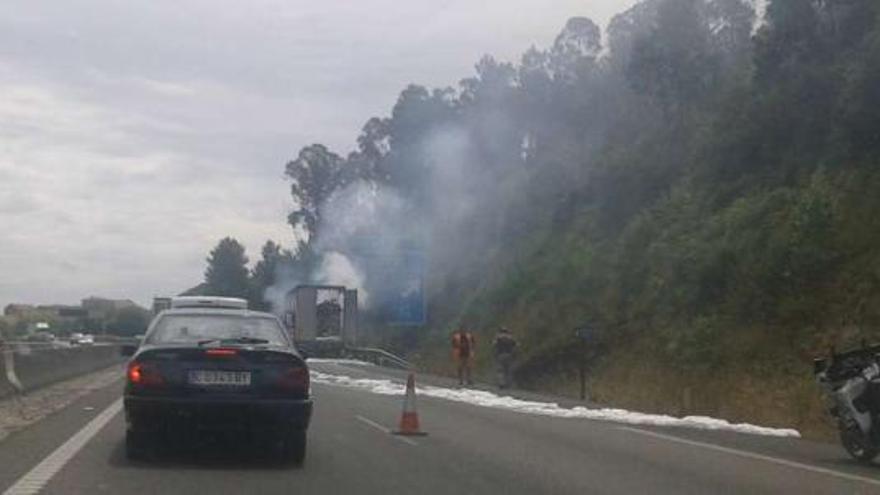 El incendio de un camión corta la AP-9 y causa atascos