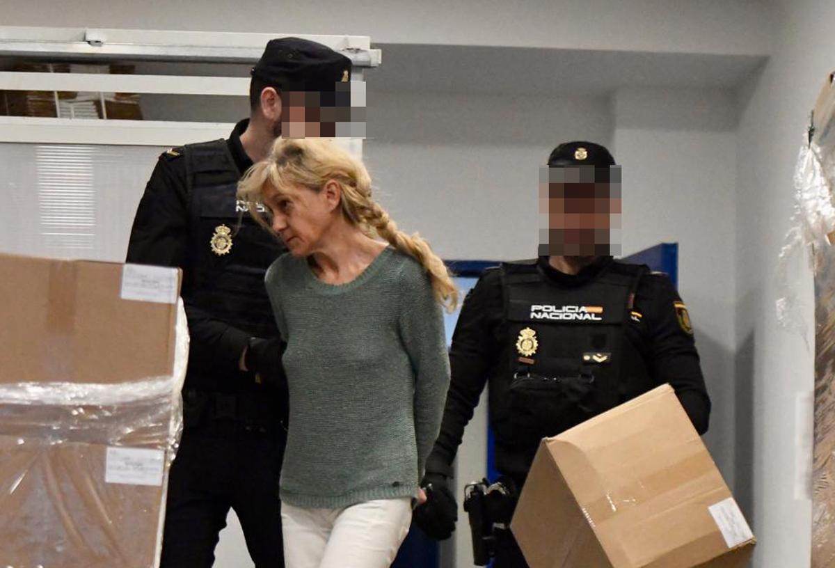 María, vecina del presunto secuestrador y sospechosa de encubrimiento, es sacada de dependencias policiales para ser puesta a disposición judicial en Murcia.