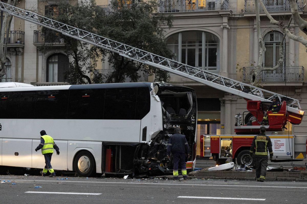 Choque de dos autocares en la Diagonal con una treintena de heridos