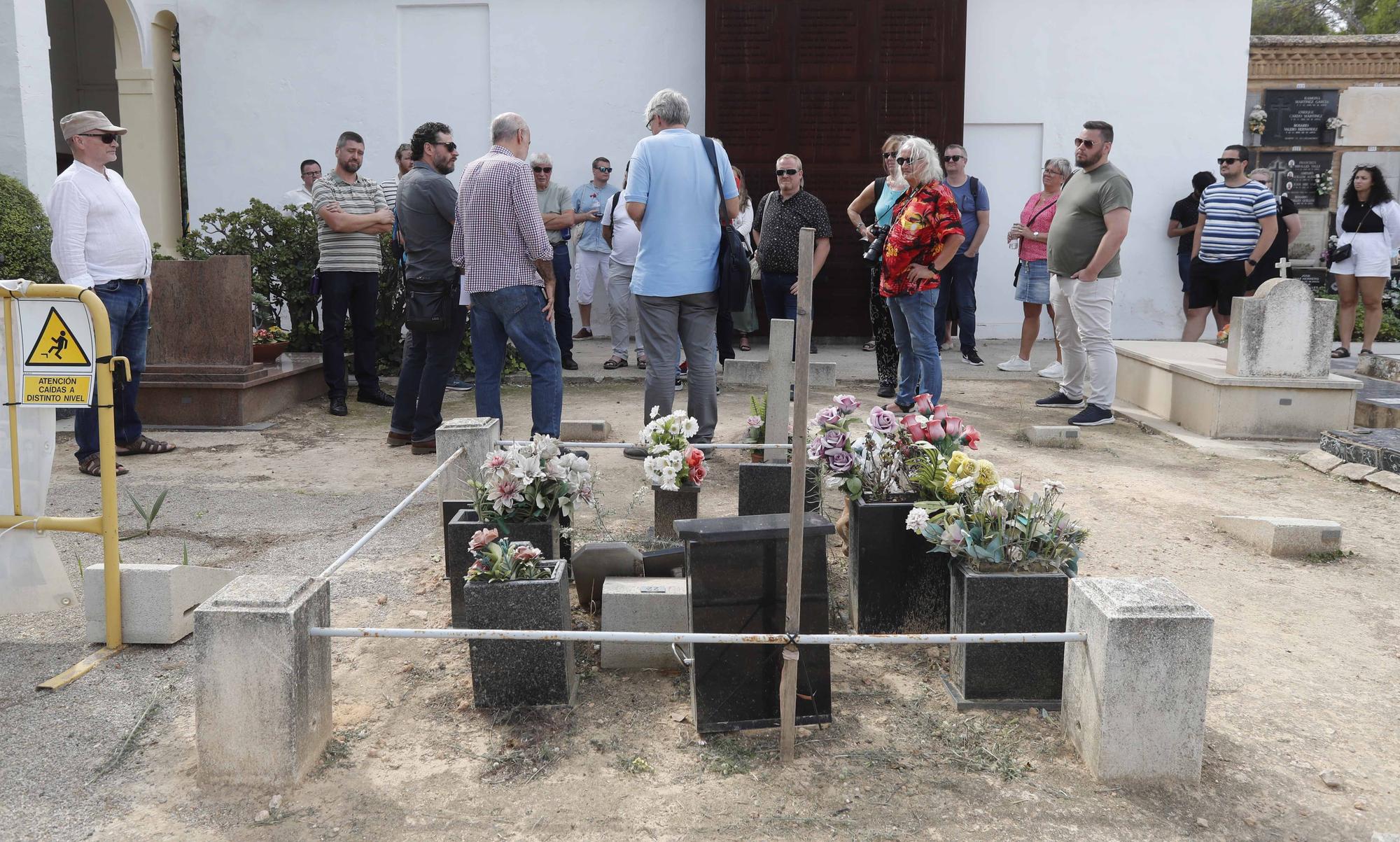 Un grupo de sindicalistas noruegos visitan las fosas de la Guerra Civil en Paterna