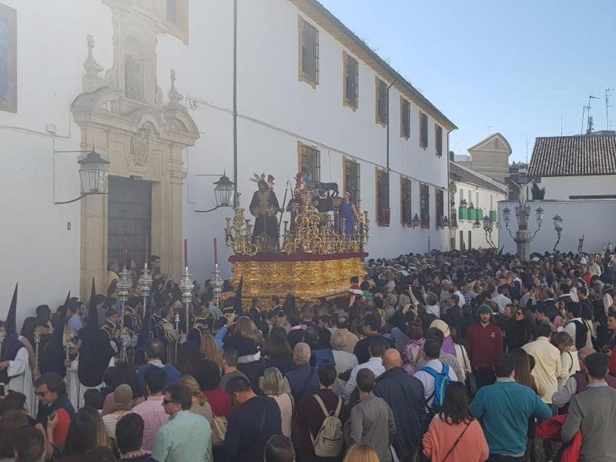 La noche culmina un Martes Santo primaveral e histórico