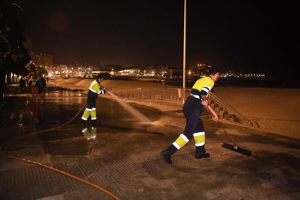 Las olas del temporal llegan al paseo marítimo