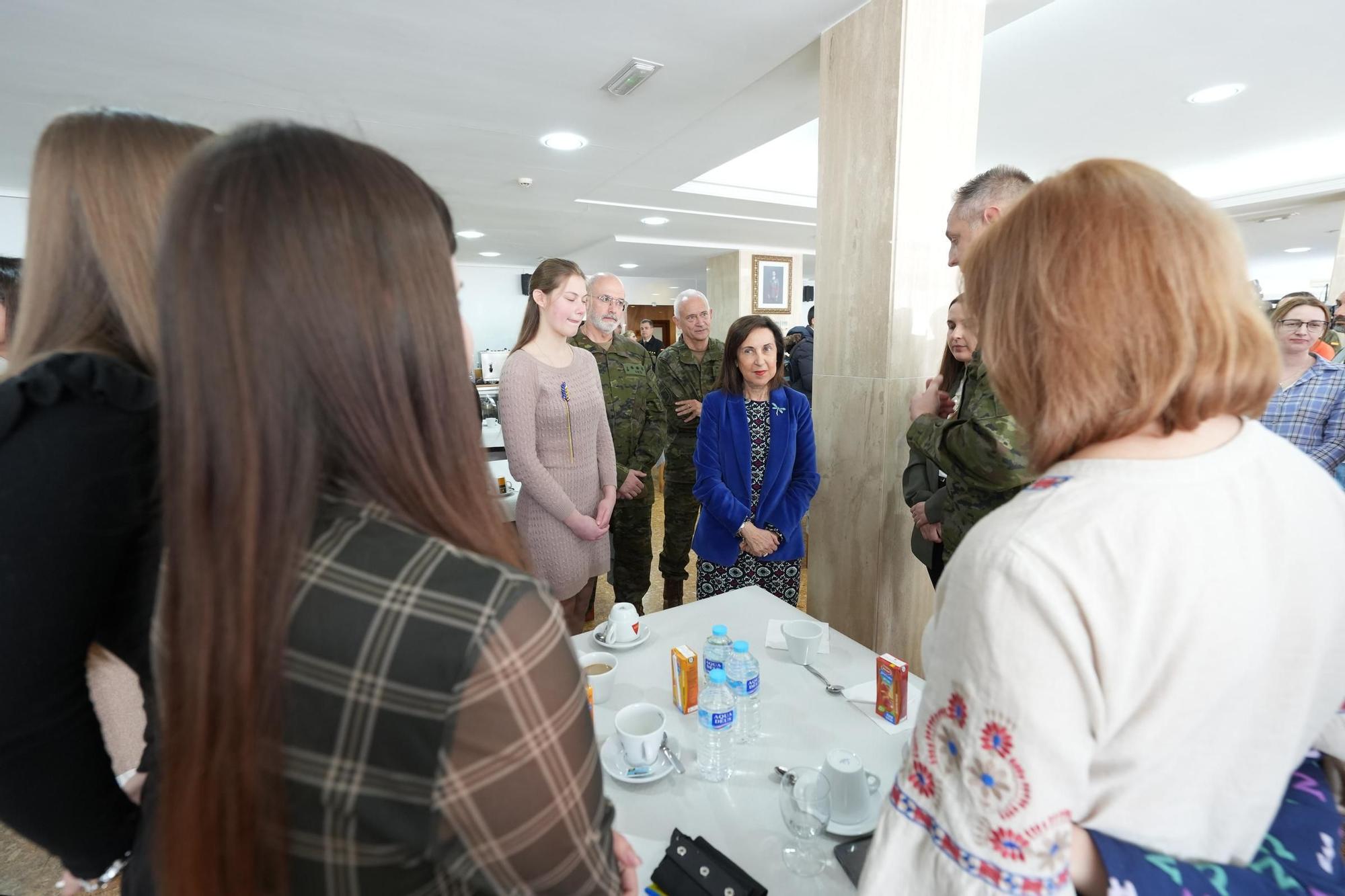 Visita de la ministra de Defensa a los 47 familiares de combatientes ucranianos que pasan dos semanas en el Grau de Castelló