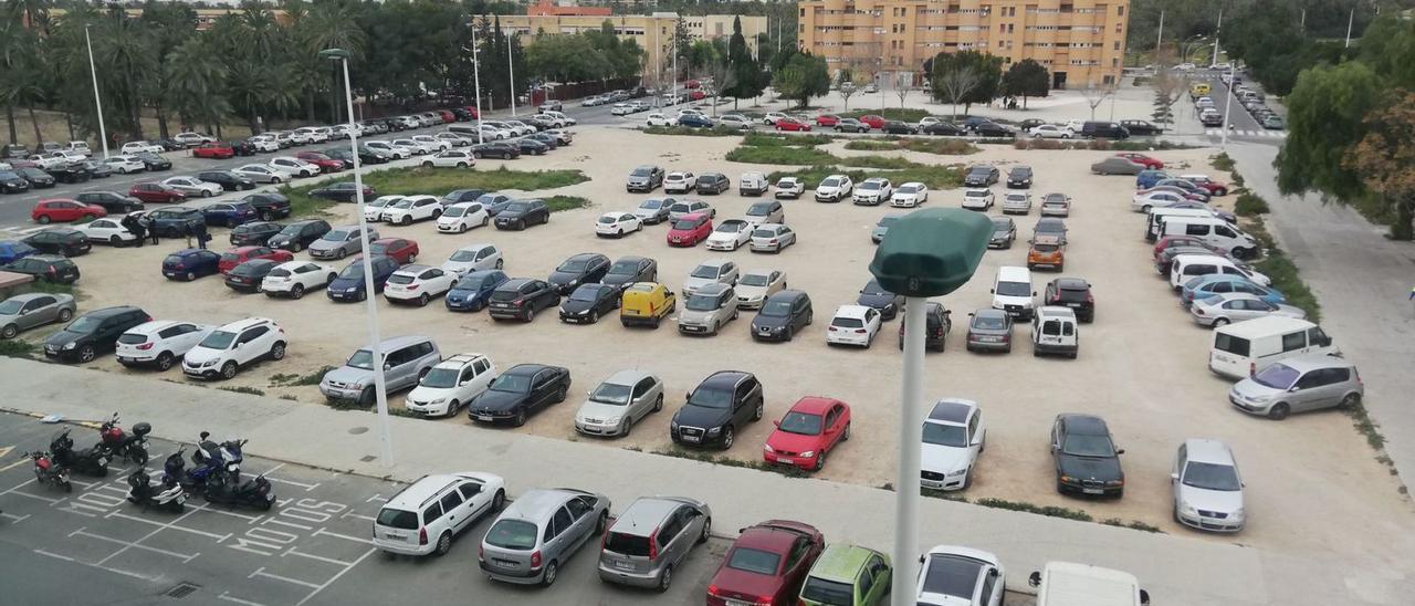 Los coches que aparcan en la parcela situada junto a la Ciudad de la Justicia donde está previsto construir viviendas públicas. | INFORMACIÓN