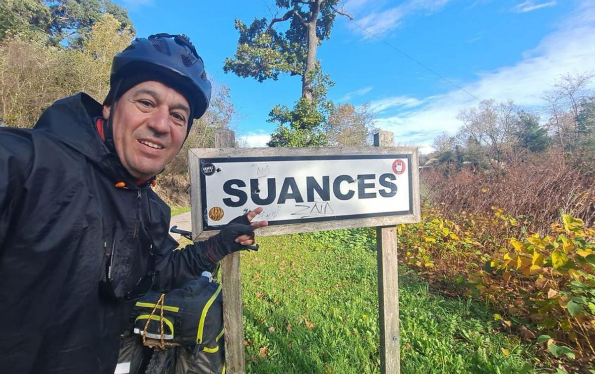 El ciclista a su llegada a Suances, ayer. |   //  FDV